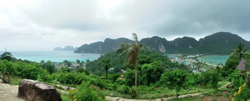 Panoramablick vom Viewpoint auf die Insel Koh Phi Phi Don mit türkisem Meer und Kalksteinfelsen, Thailand.