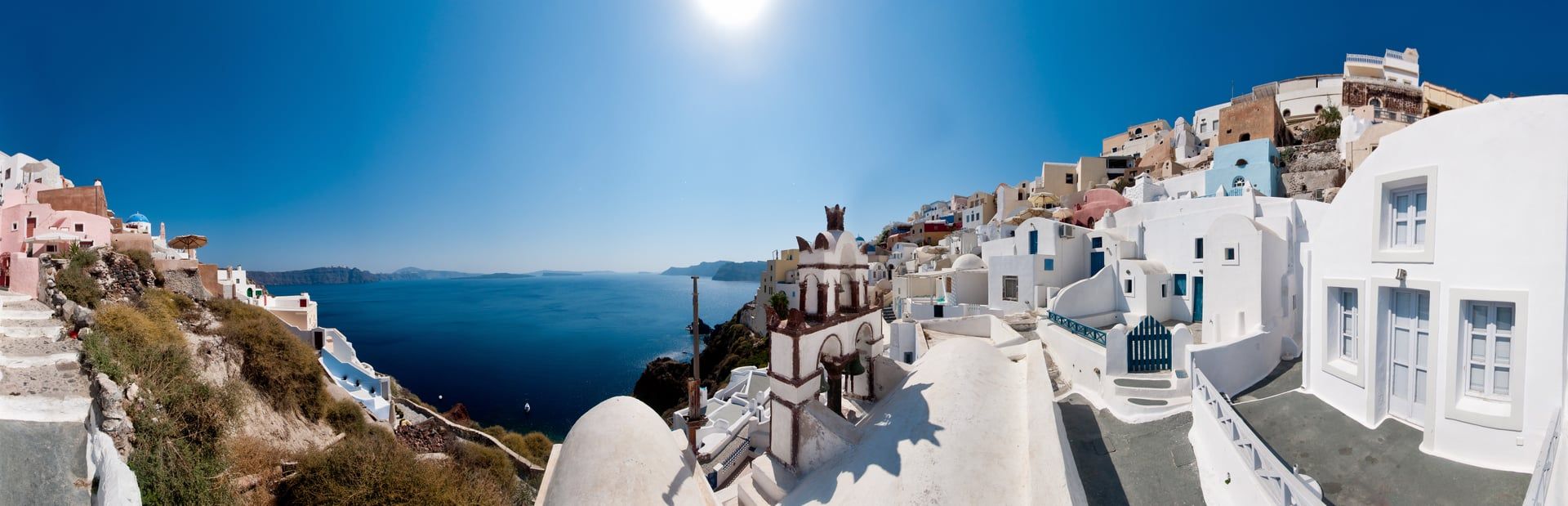 Panoramablick auf die weißen Häuser von Oia auf Santorin mit Blick auf die Caldera und das Ägäische Meer.
