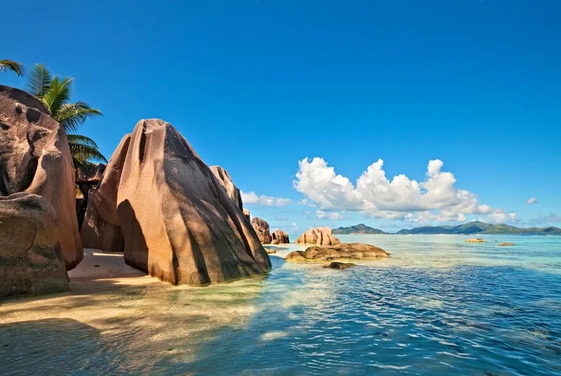 Charakteristische Granitfelsen am türkisblauen Wasser des Anse Source d'Argent auf La Digue, Seychellen.